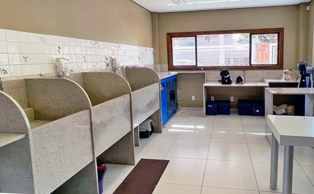 Sala de banho e tosa da clínica Cheila Panizzi